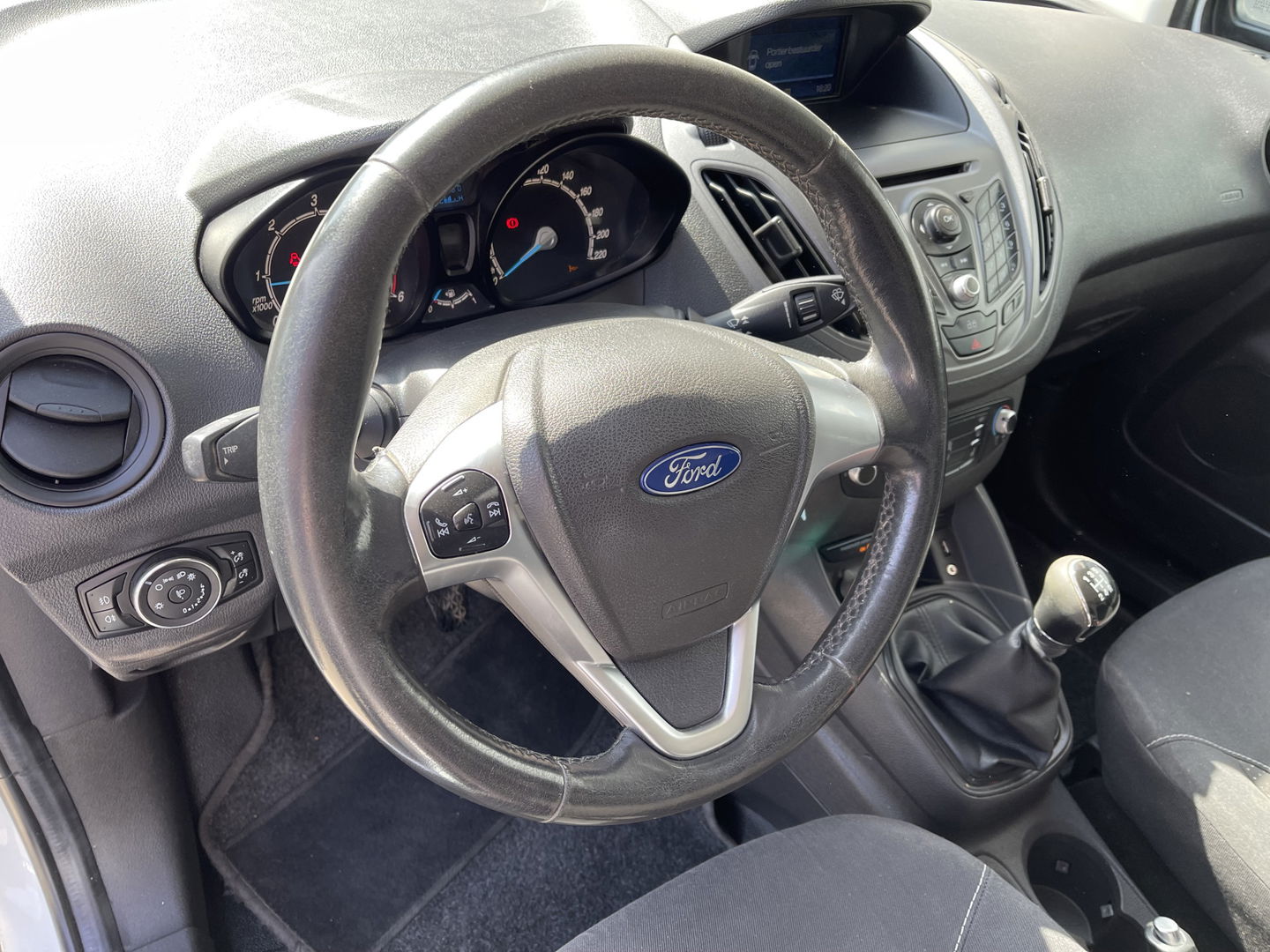 Ford Transit Courier 1.5 TDCI Trend / vaste prijs rijklaar € 6.450 ex btw / 102.273 km NAP / airco / trekhaak / schuifdeur / navigatie / deukjes rondom