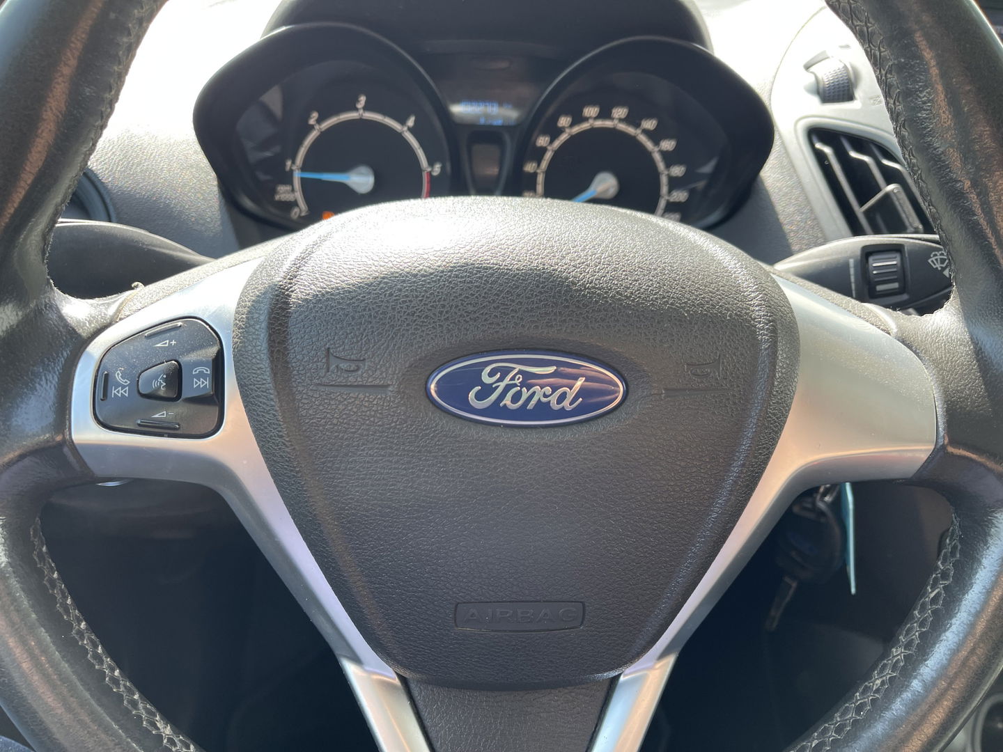 Ford Transit Courier 1.5 TDCI Trend / vaste prijs rijklaar € 6.450 ex btw / 102.273 km NAP / airco / trekhaak / schuifdeur / navigatie / deukjes rondom