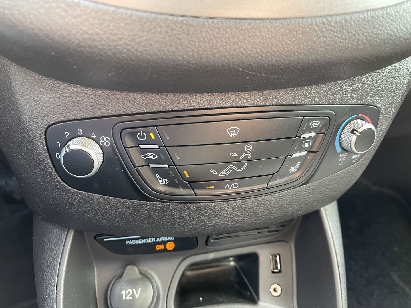 Ford Transit Courier 1.5 TDCI Trend / vaste prijs rijklaar € 6.450 ex btw / 102.273 km NAP / airco / trekhaak / schuifdeur / navigatie / deukjes rondom