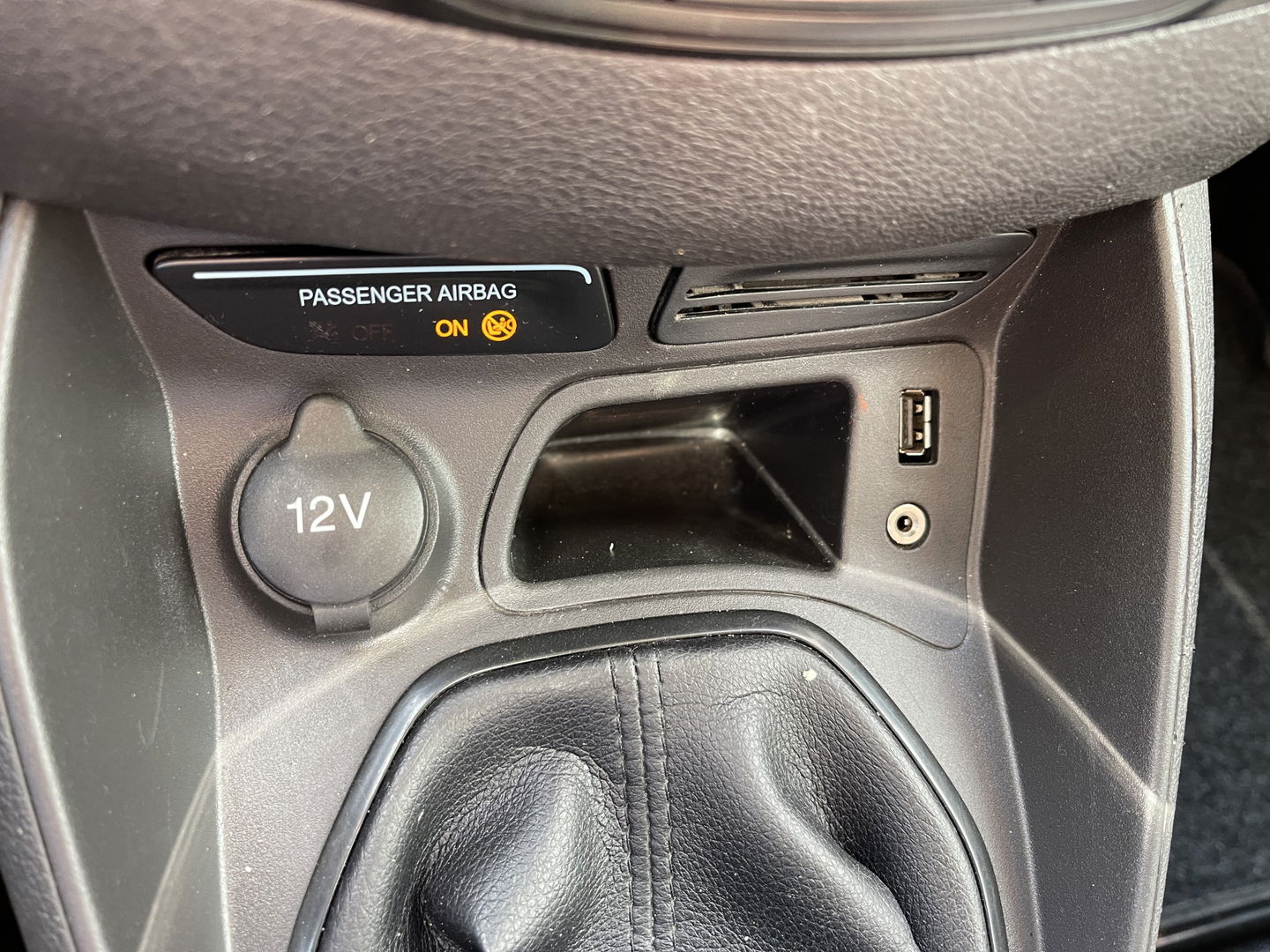 Ford Transit Courier 1.5 TDCI Trend / vaste prijs rijklaar € 6.450 ex btw / 102.273 km NAP / airco / trekhaak / schuifdeur / navigatie / deukjes rondom