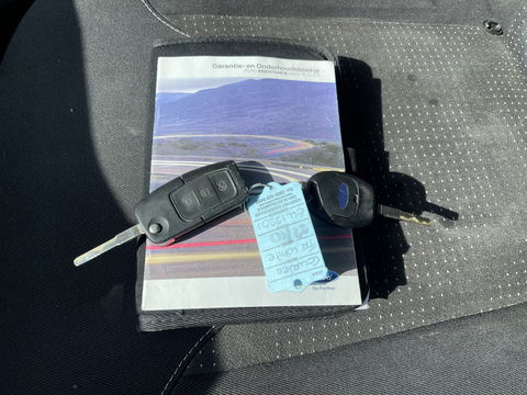 Ford Transit Courier 1.5 TDCI Trend / vaste prijs rijklaar € 6.450 ex btw / 102.273 km NAP / airco / trekhaak / schuifdeur / navigatie / deukjes rondom