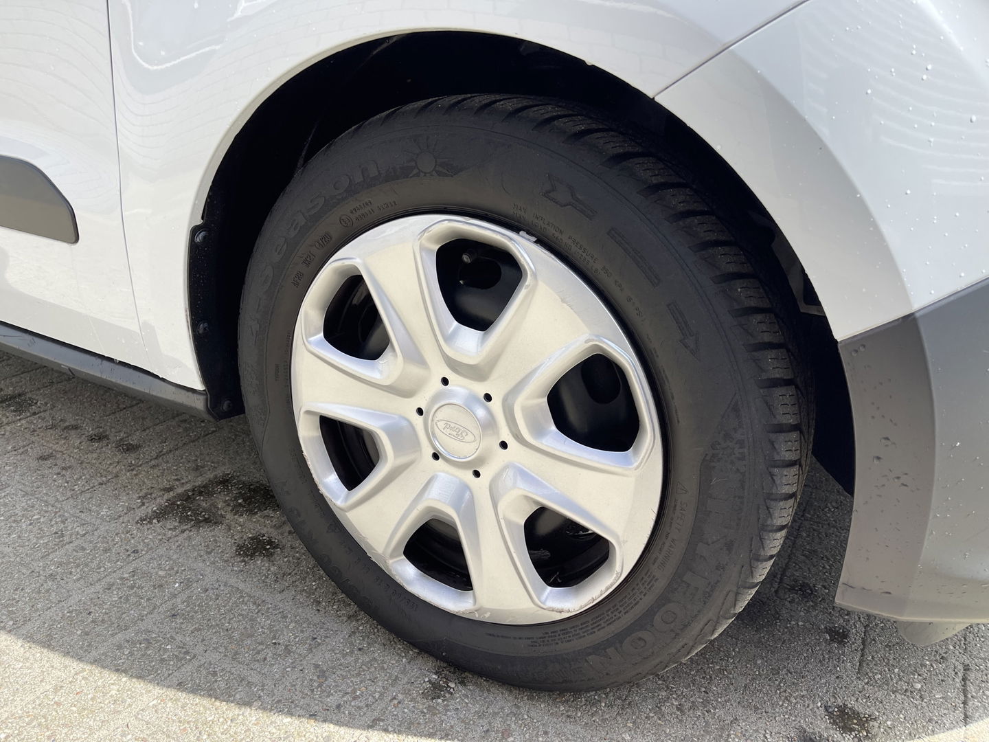 Ford Transit Courier 1.5 TDCI Trend / vaste prijs rijklaar € 6.450 ex btw / 102.273 km NAP / airco / trekhaak / schuifdeur / navigatie / deukjes rondom