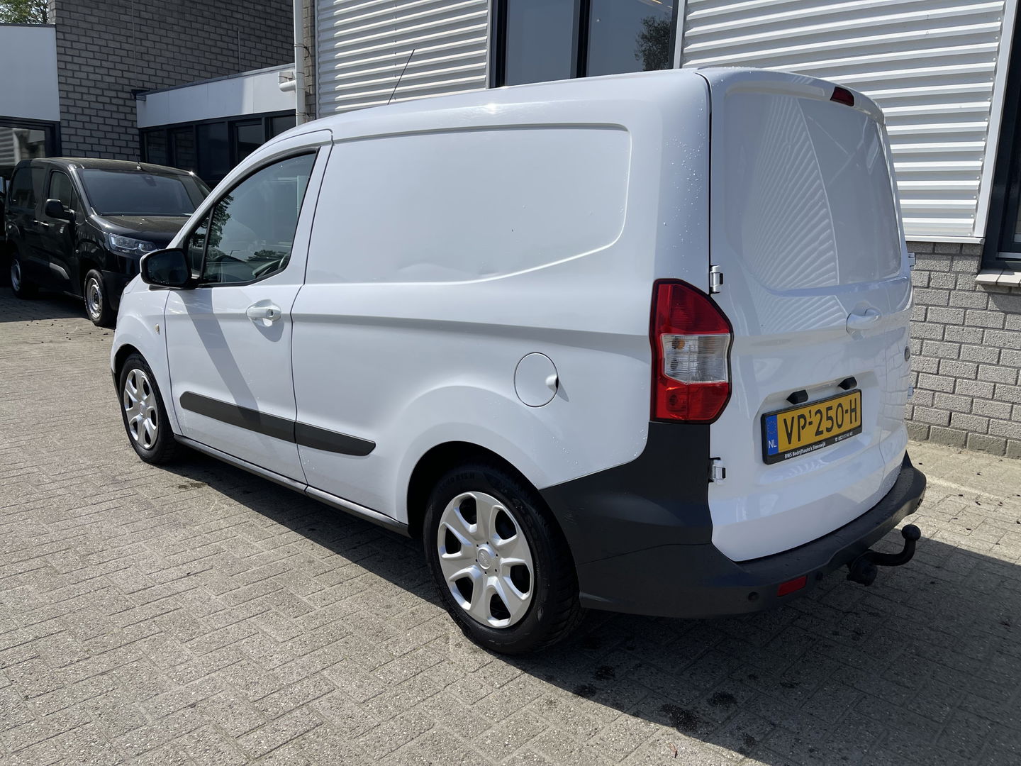Ford Transit Courier 1.5 TDCI Trend / vaste prijs rijklaar € 6.450 ex btw / 102.273 km NAP / airco / trekhaak / schuifdeur / navigatie / deukjes rondom