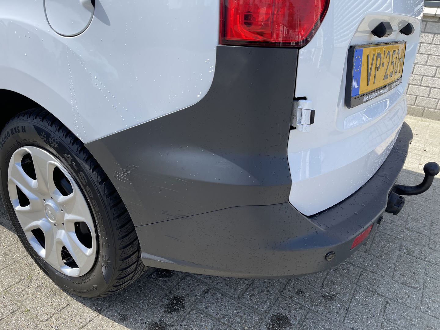 Ford Transit Courier 1.5 TDCI Trend / vaste prijs rijklaar € 6.450 ex btw / 102.273 km NAP / airco / trekhaak / schuifdeur / navigatie / deukjes rondom