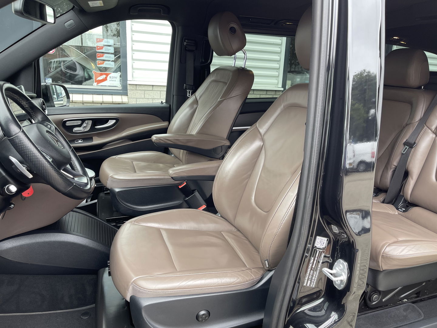 Mercedes-Benz V-Klasse 300d 237pk Extra Lang DC 5 persoons Avantgarde Edition / vaste prijs rijklaar € 49.950 ex btw / lease vanaf € 864 / AMG / burmester / leer / camera / originele Nedelandse bus !