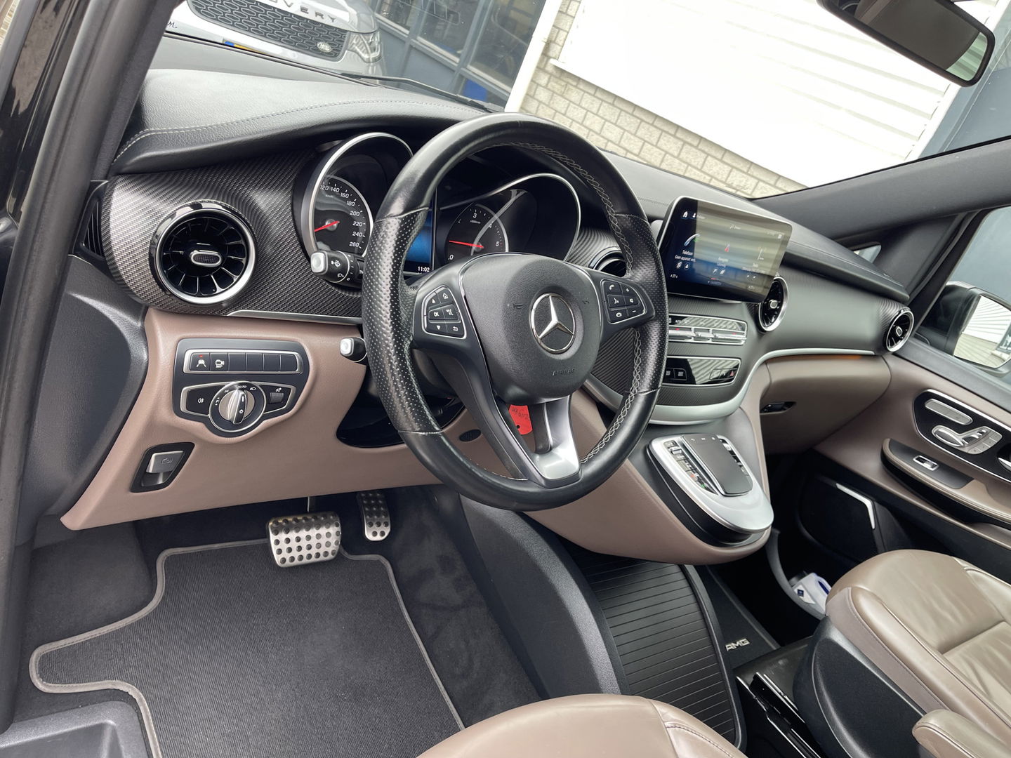 Mercedes-Benz V-Klasse 300d 237pk Extra Lang DC 5 persoons Avantgarde Edition / vaste prijs rijklaar € 49.950 ex btw / lease vanaf € 864 / AMG / burmester / leer / camera / originele Nedelandse bus !