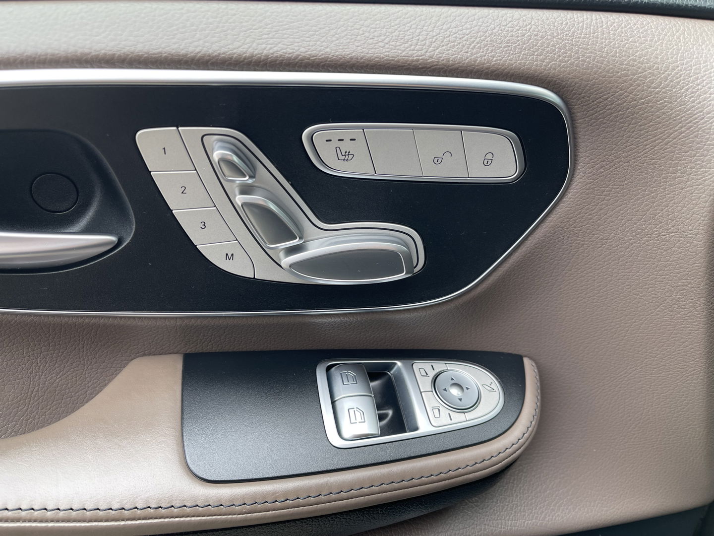 Mercedes-Benz V-Klasse 300d 237pk Extra Lang DC 5 persoons Avantgarde Edition / vaste prijs rijklaar € 49.950 ex btw / lease vanaf € 864 / AMG / burmester / leer / camera / originele Nedelandse bus !