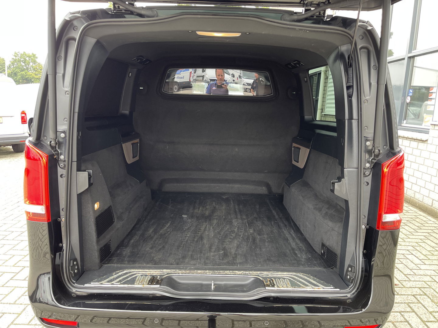 Mercedes-Benz V-Klasse 300d 237pk Extra Lang DC 5 persoons Avantgarde Edition / vaste prijs rijklaar € 49.950 ex btw / lease vanaf € 864 / AMG / burmester / leer / camera / originele Nedelandse bus !