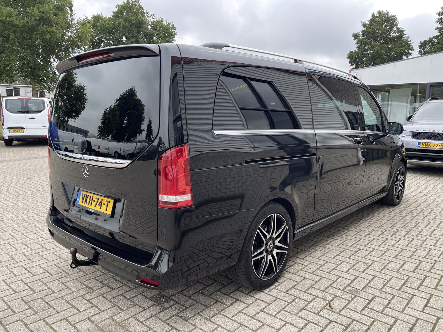 Mercedes-Benz V-Klasse 300d 237pk Extra Lang DC 5 persoons Avantgarde Edition / vaste prijs rijklaar € 49.950 ex btw / lease vanaf € 864 / AMG / burmester / leer / camera / originele Nedelandse bus !