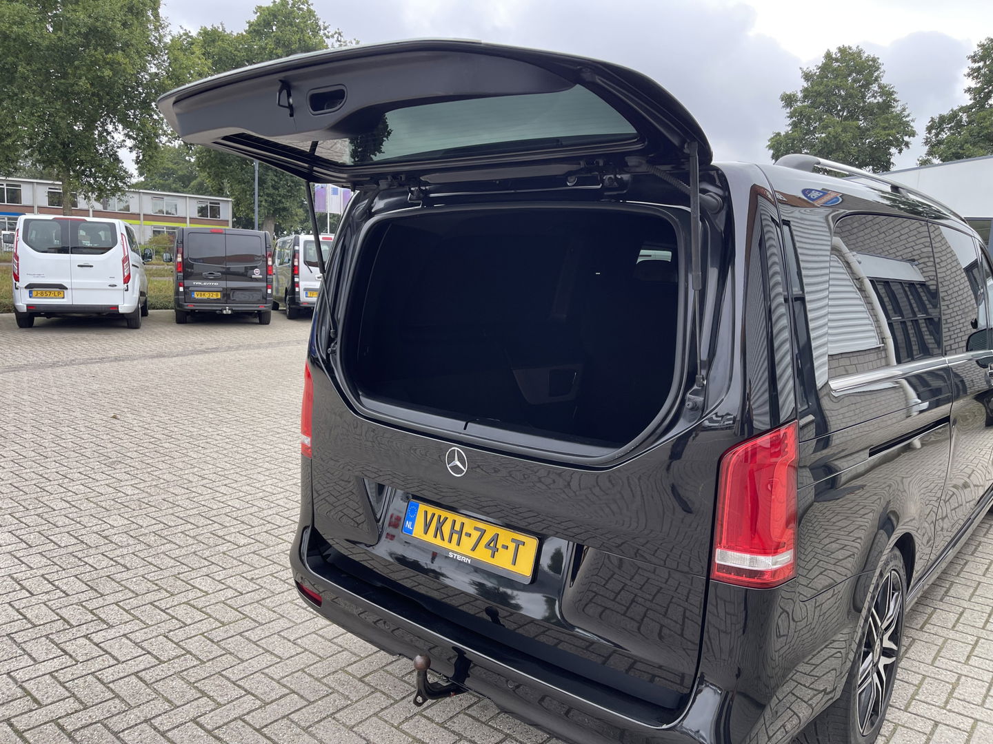 Mercedes-Benz V-Klasse 300d 237pk Extra Lang DC 5 persoons Avantgarde Edition / vaste prijs rijklaar € 49.950 ex btw / lease vanaf € 864 / AMG / burmester / leer / camera / originele Nedelandse bus !