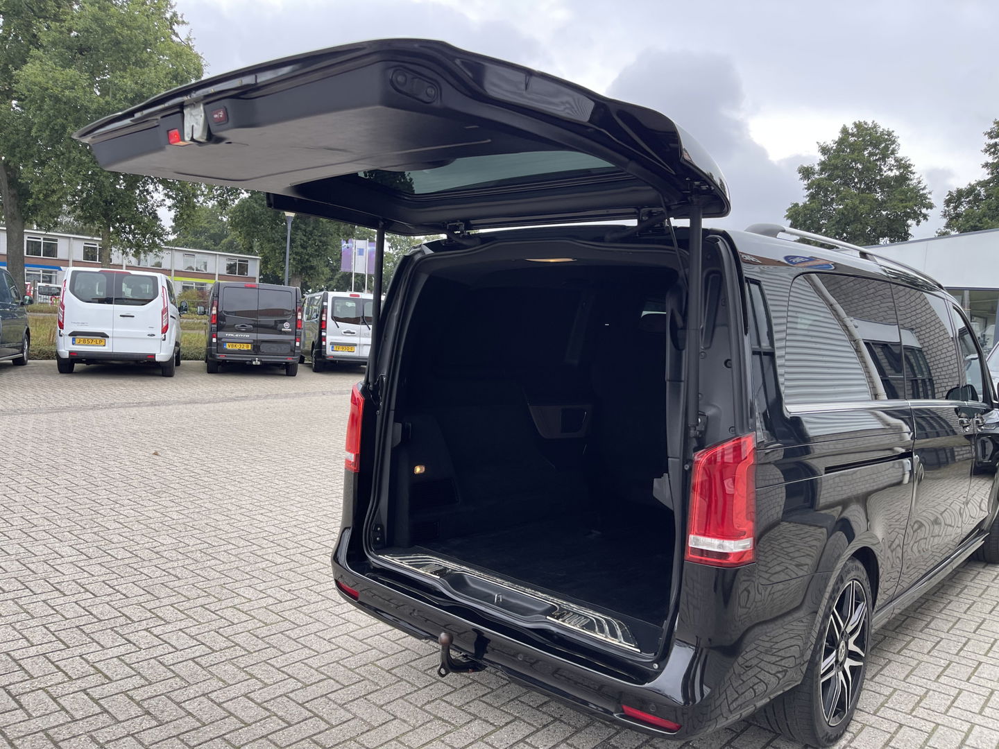 Mercedes-Benz V-Klasse 300d 237pk Extra Lang DC 5 persoons Avantgarde Edition / vaste prijs rijklaar € 49.950 ex btw / lease vanaf € 864 / AMG / burmester / leer / camera / originele Nedelandse bus !