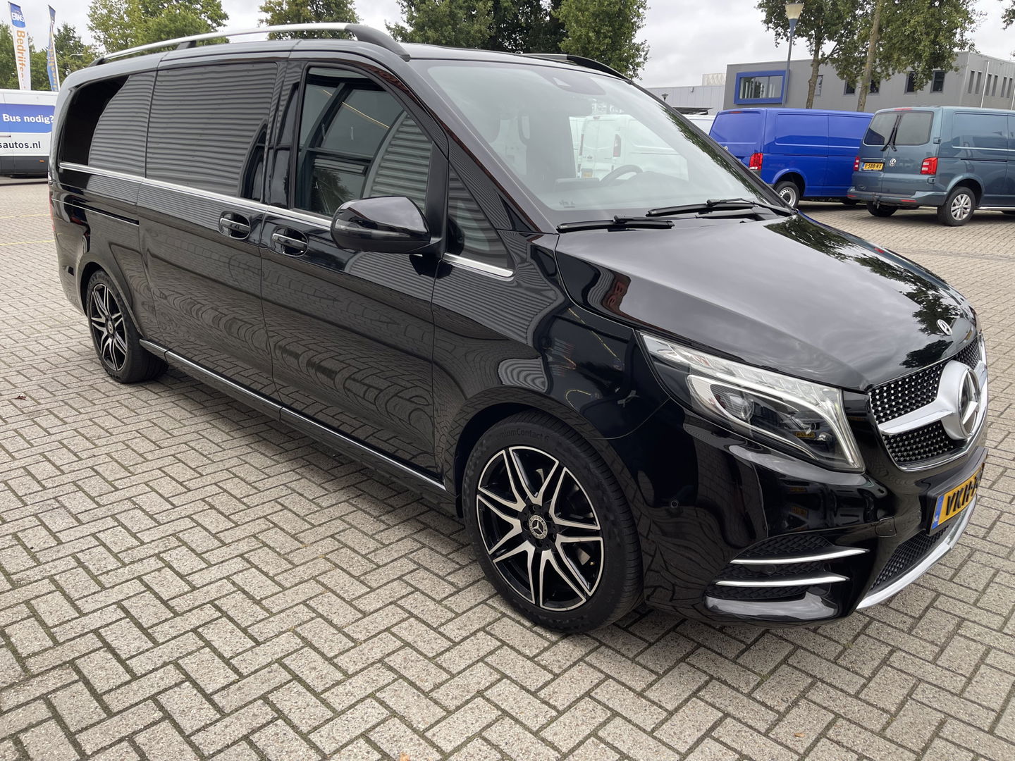 Mercedes-Benz V-Klasse 300d 237pk Extra Lang DC 5 persoons Avantgarde Edition / vaste prijs rijklaar € 49.950 ex btw / lease vanaf € 864 / AMG / burmester / leer / camera / originele Nedelandse bus !