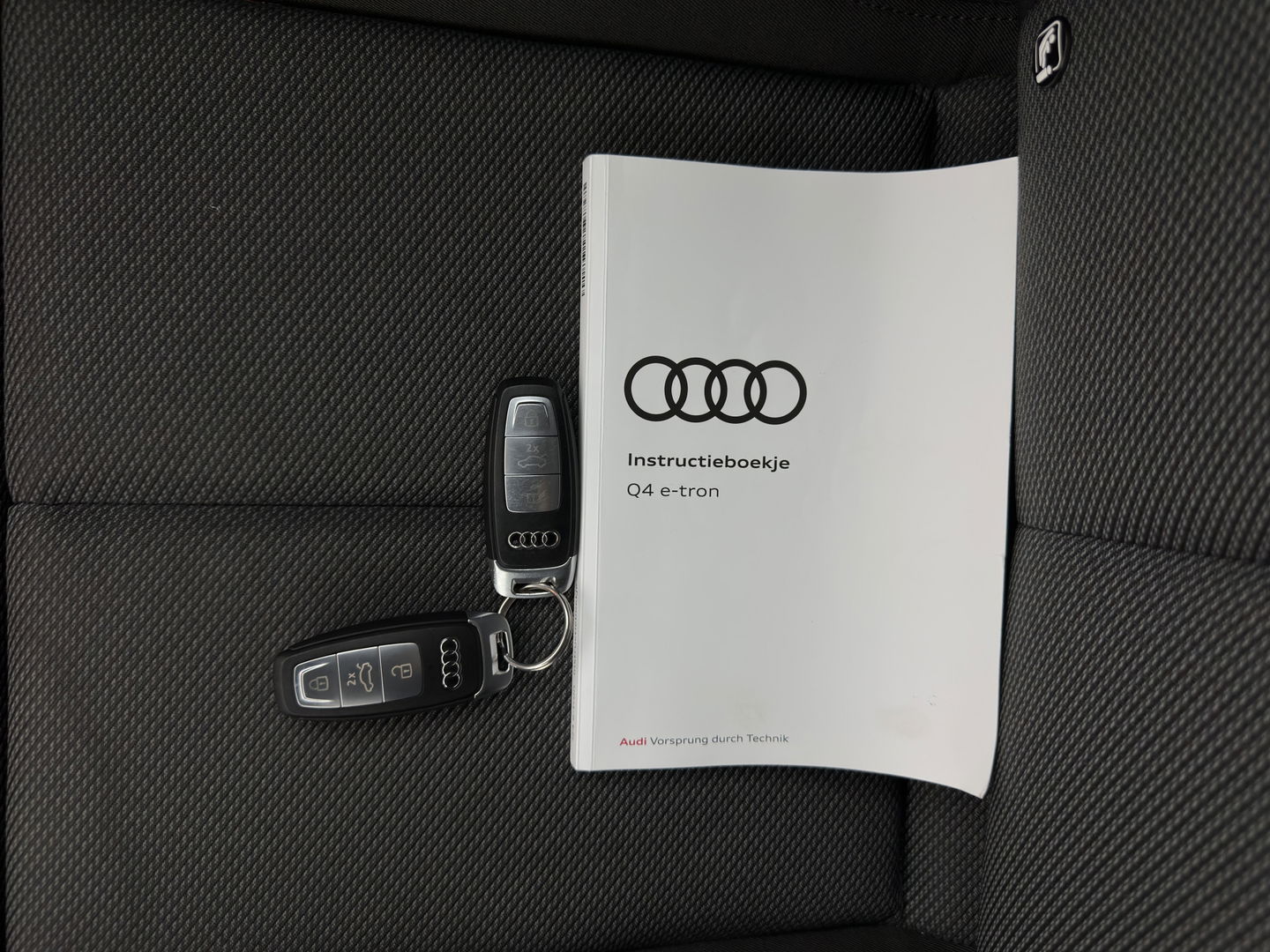 Audi Q4 e-tron 40 Launch Edition Advanced 77 kWh [ 3-Fase ] {SOH-88%} (INCL-BTW) *MATRIX-LED | NAVI-FULLMAP | KEYLESS | CAMERA | DIGI-COCKPIT | DAB | AMBIENT-LIGHT | HEATED-SPORTSEATS | TOWBAR | 19''ALU*