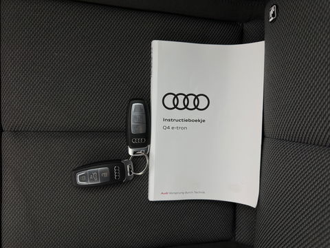 Audi Q4 e-tron 40 Launch Edition Advanced 77 kWh [ 3-Fase ] {SOH-88%} (INCL-BTW) *MATRIX-LED | NAVI-FULLMAP | KEYLESS | CAMERA | DIGI-COCKPIT | DAB | AMBIENT-LIGHT | HEATED-SPORTSEATS | TOWBAR | 19''ALU*