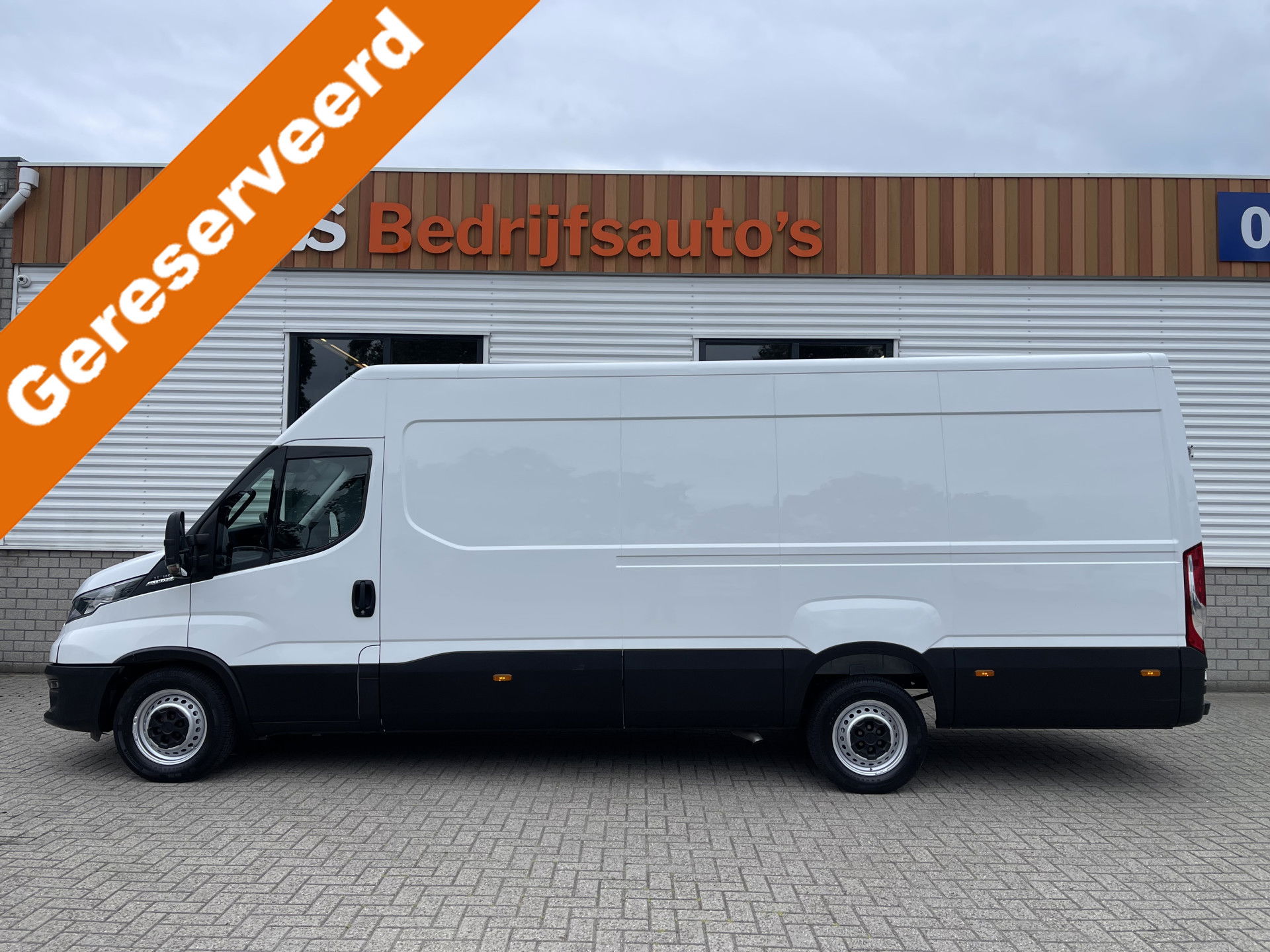 Iveco Daily 35S14V 2.3 Himatic automaat L4H2 / laadruimte 470cm lang ! / vaste prijs rijklaar € 23.950 ex btw / lease vanaf € 391 / trekhaak 3500 kg / cruise en climate control / 270 graden achterdeuren