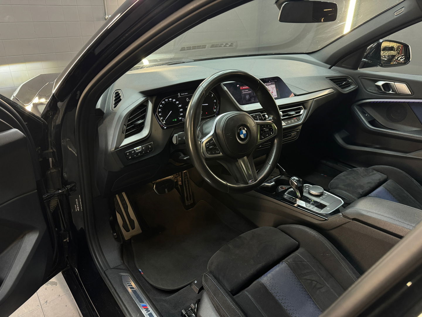 BMW 1-serie 118i High Executive M Sport Pano|M Seat|Sfeer