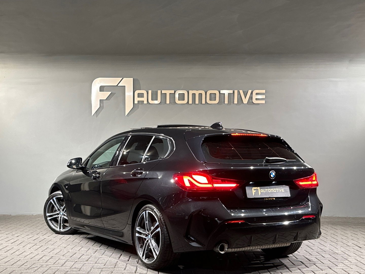 BMW 1-serie 118i High Executive M Sport Pano|M Seat|Sfeer
