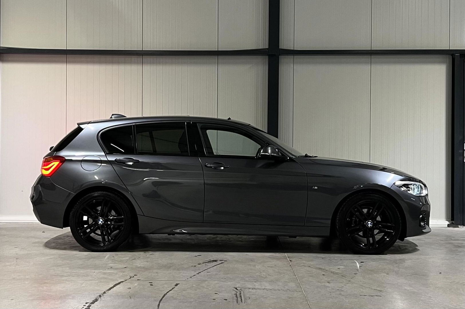 BMW 1 Serie 118i M-Sport Pano Leer H&K Shadow High Executive