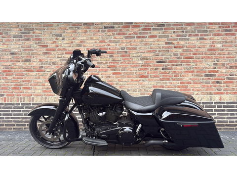 Harley Davidson FLHX Street Glide CVO Blackout Streetglide
