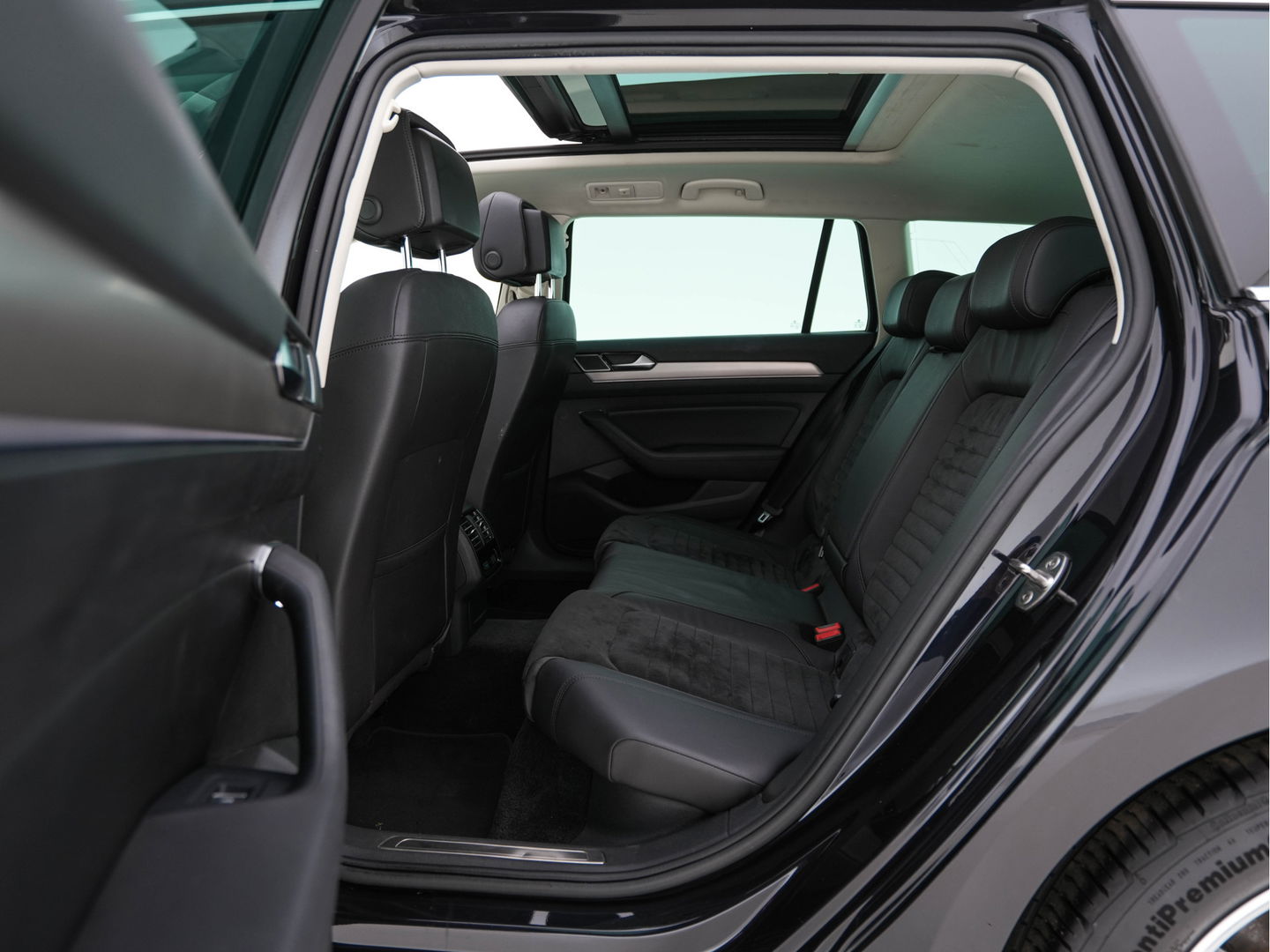 Volkswagen Passat Variant 2.0 BiTDI 4Motion Highline (INCL-BTW) Aut. *PANO | ADAPTIVE-CRUISE | DIGI-COCKPIT | NAVI-FULLMAP | LEATHER-ALCANTARA | FULL-LED | ERGONOMIC-COMFORTSEATS | KEYLESS | ECC | PARKPILOT | TOWBAR | 17''ALU*