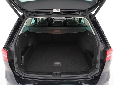 Volkswagen Passat Variant 2.0 BiTDI 4Motion Highline (INCL-BTW) Aut. *PANO | ADAPTIVE-CRUISE | DIGI-COCKPIT | NAVI-FULLMAP | LEATHER-ALCANTARA | FULL-LED | ERGONOMIC-COMFORTSEATS | KEYLESS | ECC | PARKPILOT | TOWBAR | 17''ALU*