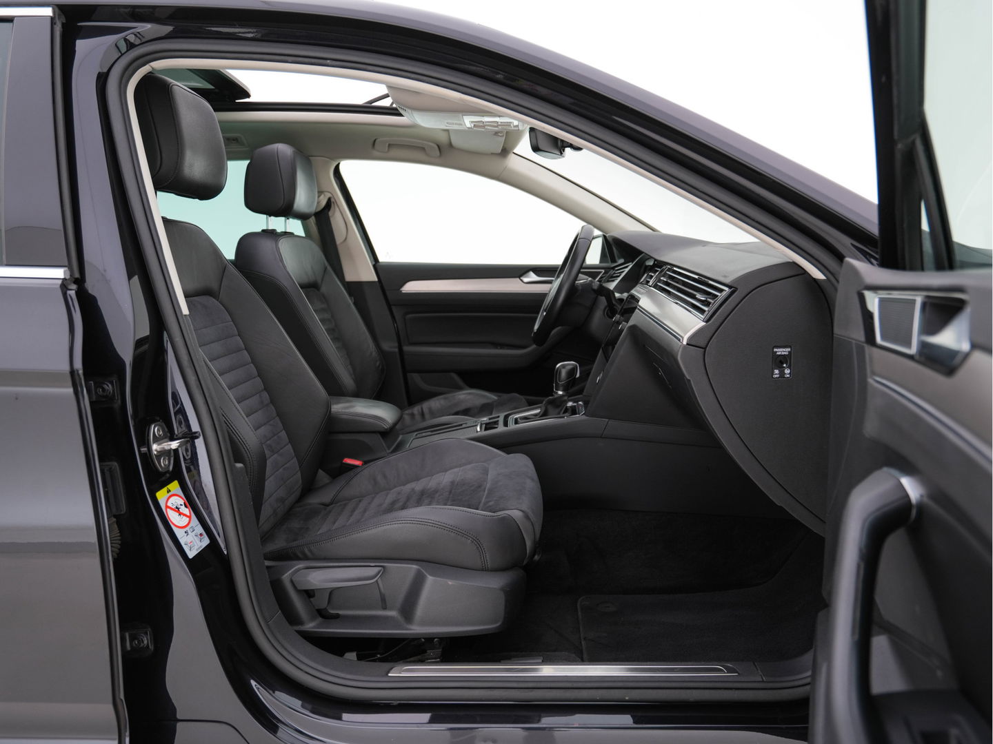 Volkswagen Passat Variant 2.0 BiTDI 4Motion Highline (INCL-BTW) Aut. *PANO | ADAPTIVE-CRUISE | DIGI-COCKPIT | NAVI-FULLMAP | LEATHER-ALCANTARA | FULL-LED | ERGONOMIC-COMFORTSEATS | KEYLESS | ECC | PARKPILOT | TOWBAR | 17''ALU*