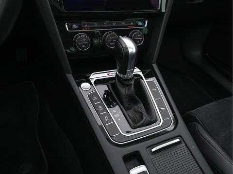 Volkswagen Passat Variant 2.0 BiTDI 4Motion Highline (INCL-BTW) Aut. *PANO | ADAPTIVE-CRUISE | DIGI-COCKPIT | NAVI-FULLMAP | LEATHER-ALCANTARA | FULL-LED | ERGONOMIC-COMFORTSEATS | KEYLESS | ECC | PARKPILOT | TOWBAR | 17''ALU*