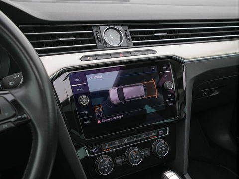 Volkswagen Passat Variant 2.0 BiTDI 4Motion Highline (INCL-BTW) Aut. *PANO | ADAPTIVE-CRUISE | DIGI-COCKPIT | NAVI-FULLMAP | LEATHER-ALCANTARA | FULL-LED | ERGONOMIC-COMFORTSEATS | KEYLESS | ECC | PARKPILOT | TOWBAR | 17''ALU*