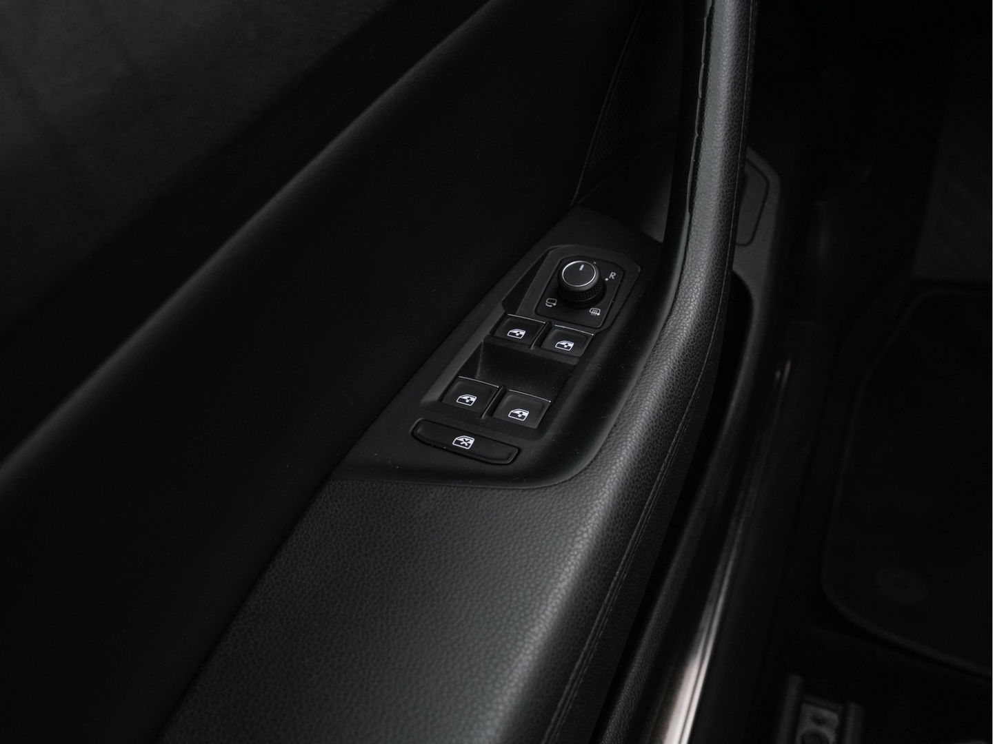 Volkswagen Passat Variant 2.0 BiTDI 4Motion Highline (INCL-BTW) Aut. *PANO | ADAPTIVE-CRUISE | DIGI-COCKPIT | NAVI-FULLMAP | LEATHER-ALCANTARA | FULL-LED | ERGONOMIC-COMFORTSEATS | KEYLESS | ECC | PARKPILOT | TOWBAR | 17''ALU*