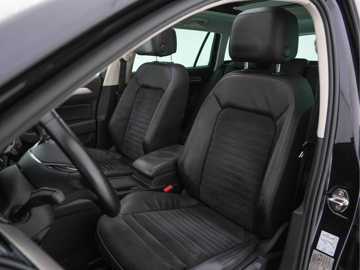 Volkswagen Passat Variant 2.0 BiTDI 4Motion Highline (INCL-BTW) Aut. *PANO | ADAPTIVE-CRUISE | DIGI-COCKPIT | NAVI-FULLMAP | LEATHER-ALCANTARA | FULL-LED | ERGONOMIC-COMFORTSEATS | KEYLESS | ECC | PARKPILOT | TOWBAR | 17''ALU*