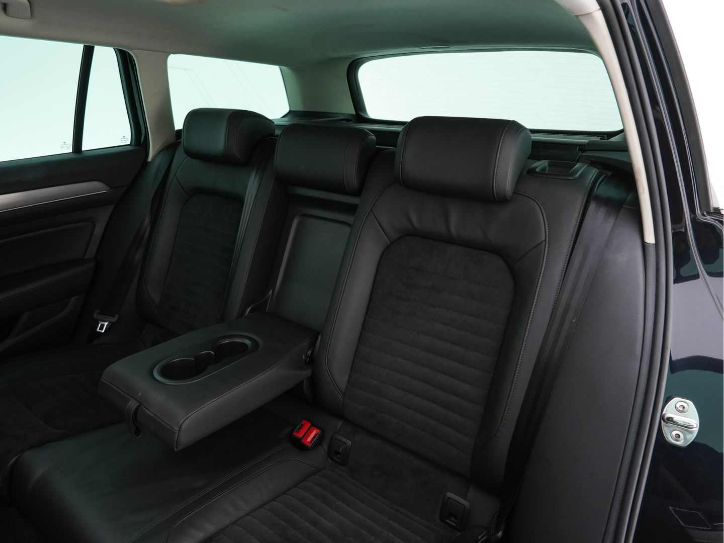 Volkswagen Passat Variant 2.0 BiTDI 4Motion Highline (INCL-BTW) Aut. *PANO | ADAPTIVE-CRUISE | DIGI-COCKPIT | NAVI-FULLMAP | LEATHER-ALCANTARA | FULL-LED | ERGONOMIC-COMFORTSEATS | KEYLESS | ECC | PARKPILOT | TOWBAR | 17''ALU*