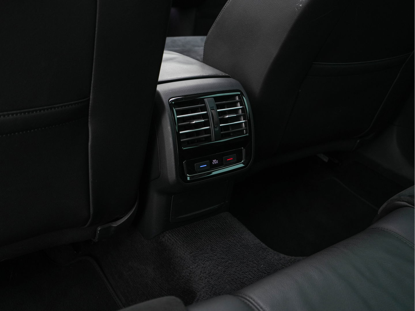 Volkswagen Passat Variant 2.0 BiTDI 4Motion Highline (INCL-BTW) Aut. *PANO | ADAPTIVE-CRUISE | DIGI-COCKPIT | NAVI-FULLMAP | LEATHER-ALCANTARA | FULL-LED | ERGONOMIC-COMFORTSEATS | KEYLESS | ECC | PARKPILOT | TOWBAR | 17''ALU*