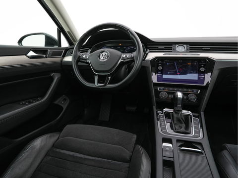 Volkswagen Passat Variant 2.0 BiTDI 4Motion Highline (INCL-BTW) Aut. *PANO | ADAPTIVE-CRUISE | DIGI-COCKPIT | NAVI-FULLMAP | LEATHER-ALCANTARA | FULL-LED | ERGONOMIC-COMFORTSEATS | KEYLESS | ECC | PARKPILOT | TOWBAR | 17''ALU*