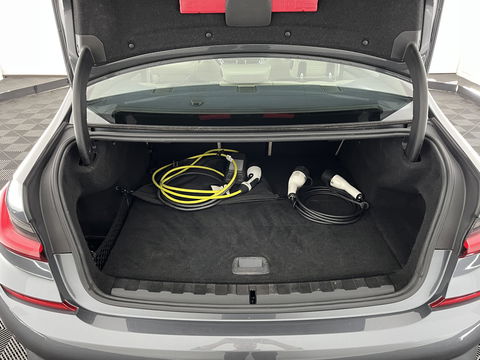 BMW 3-serie 330e M-Sportpack High Executive Performance Pack (INCL-BTW) *HEAD-UP | FULL-LEATHER | FULL-LED | HIFI-SOUND | CAMERA | HEATED-SPORTSEATS | CARPLAY | DIGI-COCKPIT | NAVI-FULLMAP | AMBIENT-LIGHT | ECC | PDC | CRUISE | 19''ALU*