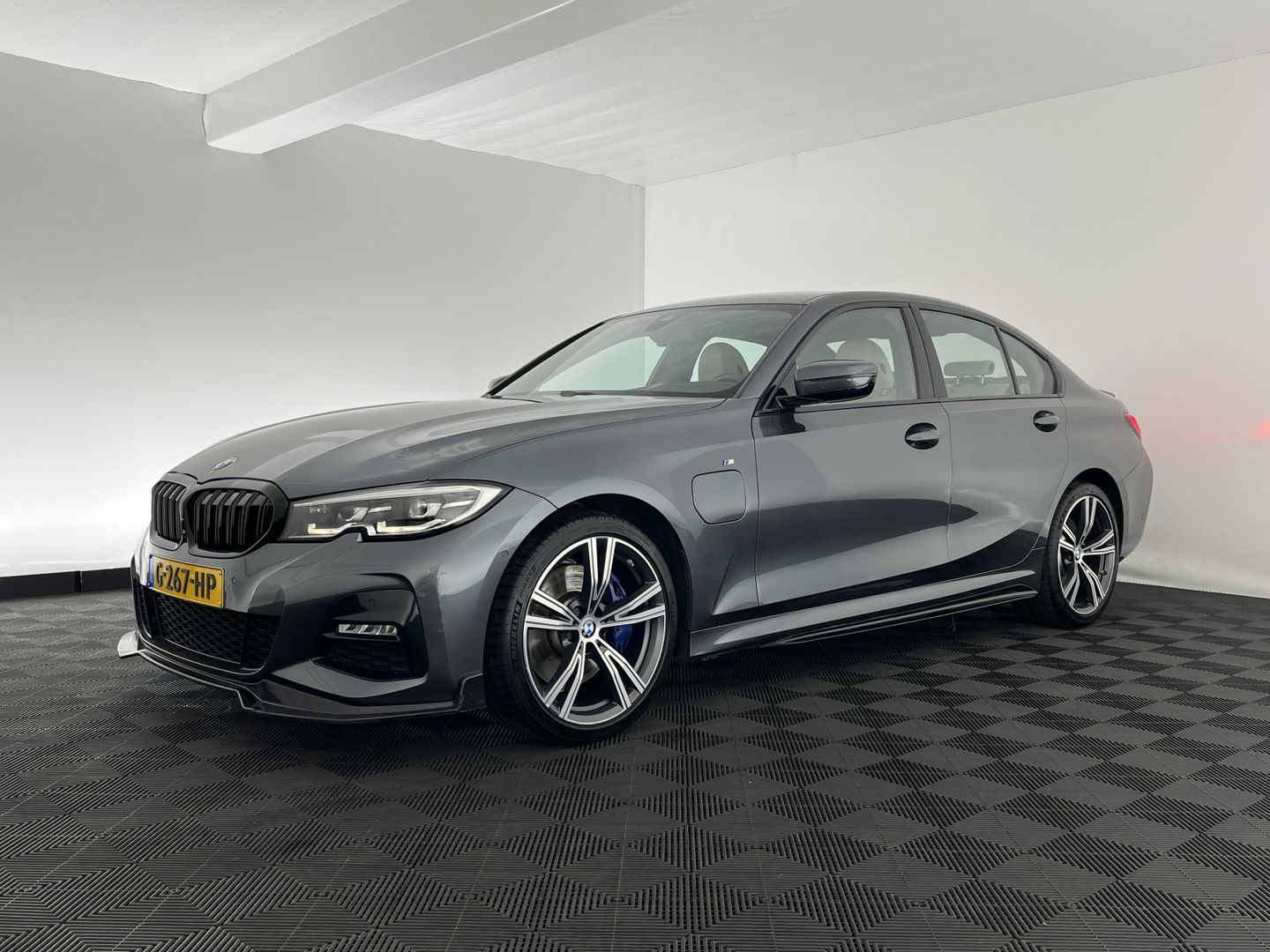 BMW 3-serie 330e M-Sportpack High Executive Performance Pack (INCL-BTW) *HEAD-UP | FULL-LEATHER | FULL-LED | HIFI-SOUND | CAMERA | HEATED-SPORTSEATS | CARPLAY | DIGI-COCKPIT | NAVI-FULLMAP | AMBIENT-LIGHT | ECC | PDC | CRUISE | 19''ALU*