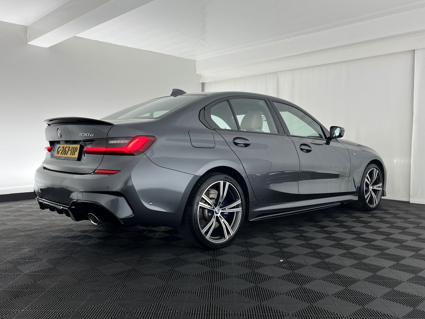 BMW 3-serie 330e M-Sportpack High Executive Performance Pack (INCL-BTW) *HEAD-UP | FULL-LEATHER | FULL-LED | HIFI-SOUND | CAMERA | HEATED-SPORTSEATS | CARPLAY | DIGI-COCKPIT | NAVI-FULLMAP | AMBIENT-LIGHT | ECC | PDC | CRUISE | 19''ALU*