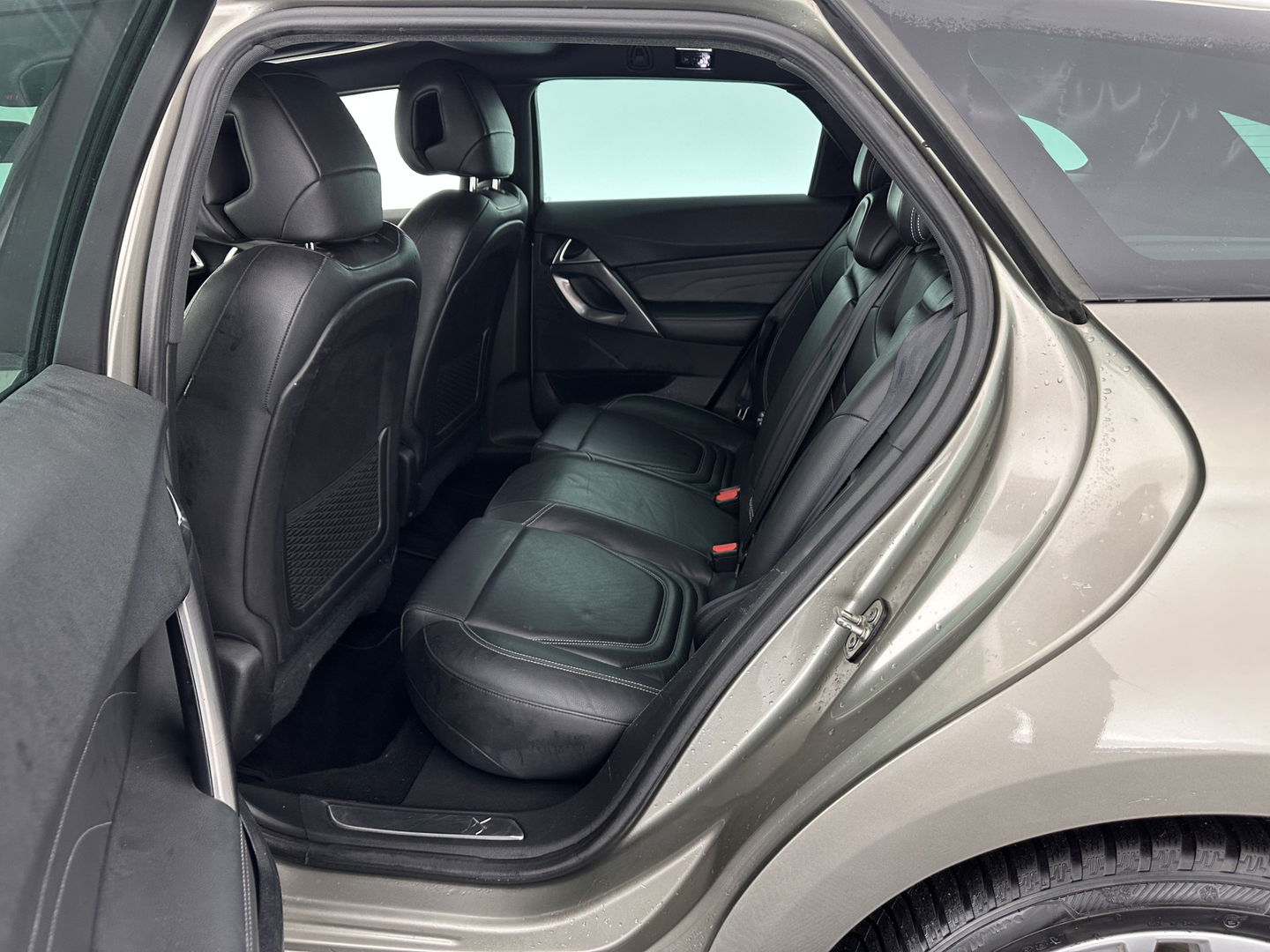 Citroën DS5 2.0 Hybrid4 Business Executive AWD Aut. *PANO | XENON | LEATHER | MEMORY-PACK | NAVI-FULLMAP | KEYLESS | CAMERA | HEAD-UP | MASSAGE | CRUISE | SPORT-SEATS | TOWBAR | 17"ALU*