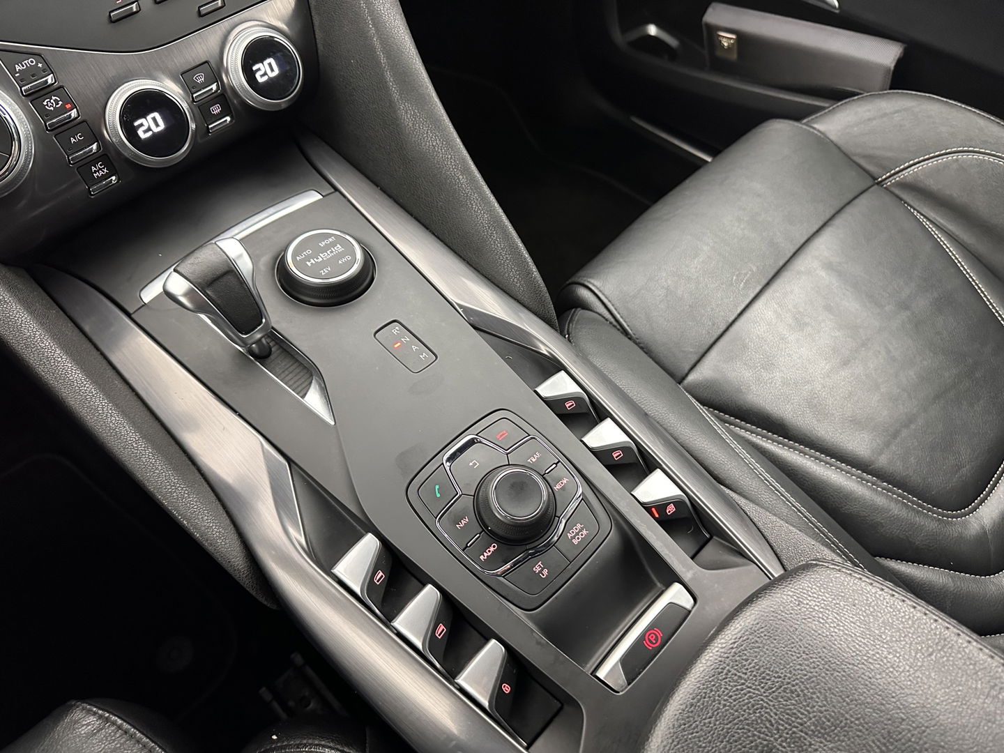 Citroën DS5 2.0 Hybrid4 Business Executive AWD Aut. *PANO | XENON | LEATHER | MEMORY-PACK | NAVI-FULLMAP | KEYLESS | CAMERA | HEAD-UP | MASSAGE | CRUISE | SPORT-SEATS | TOWBAR | 17"ALU*