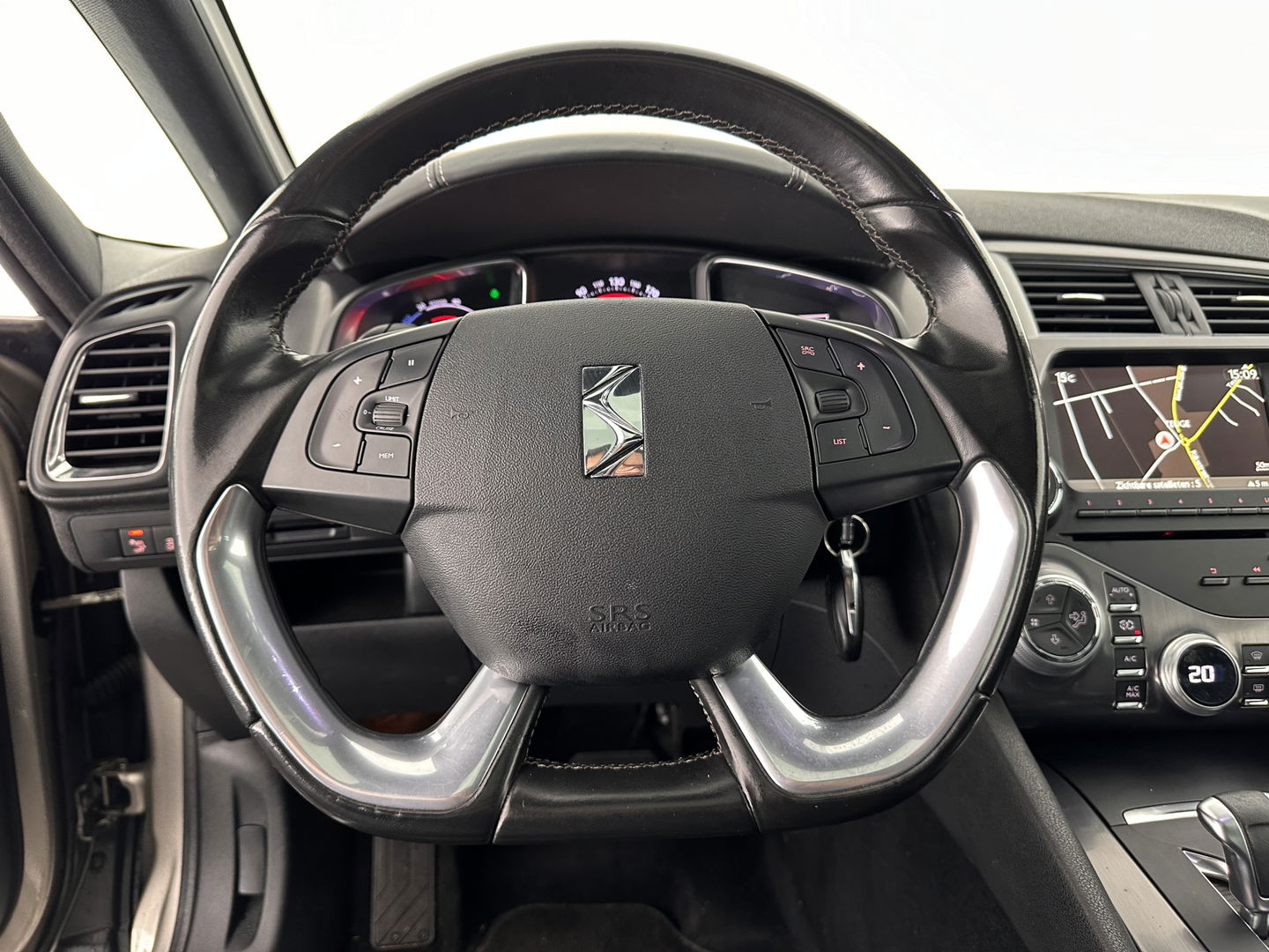 Citroën DS5 2.0 Hybrid4 Business Executive AWD Aut. *PANO | XENON | LEATHER | MEMORY-PACK | NAVI-FULLMAP | KEYLESS | CAMERA | HEAD-UP | MASSAGE | CRUISE | SPORT-SEATS | TOWBAR | 17"ALU*