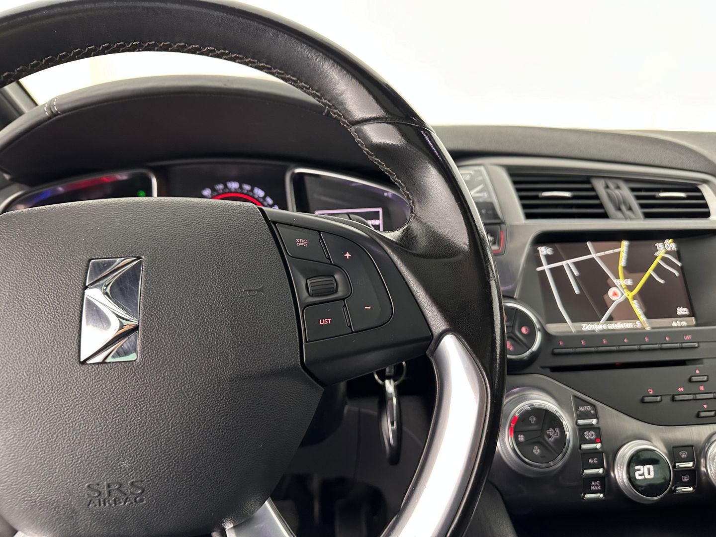 Citroën DS5 2.0 Hybrid4 Business Executive AWD Aut. *PANO | XENON | LEATHER | MEMORY-PACK | NAVI-FULLMAP | KEYLESS | CAMERA | HEAD-UP | MASSAGE | CRUISE | SPORT-SEATS | TOWBAR | 17"ALU*