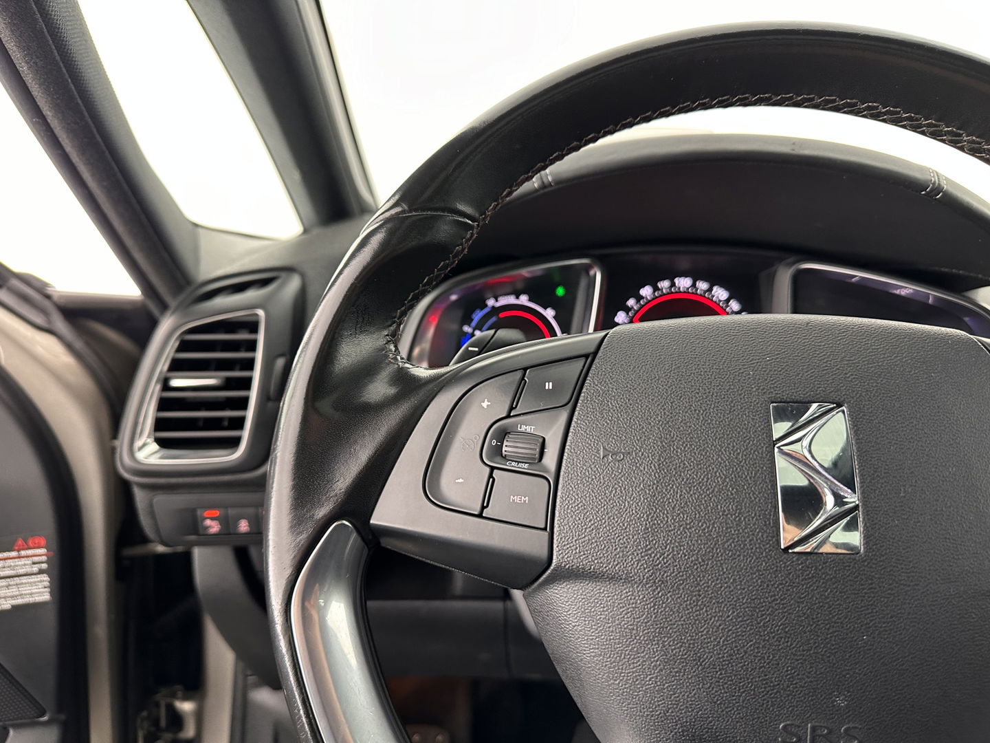 Citroën DS5 2.0 Hybrid4 Business Executive AWD Aut. *PANO | XENON | LEATHER | MEMORY-PACK | NAVI-FULLMAP | KEYLESS | CAMERA | HEAD-UP | MASSAGE | CRUISE | SPORT-SEATS | TOWBAR | 17"ALU*