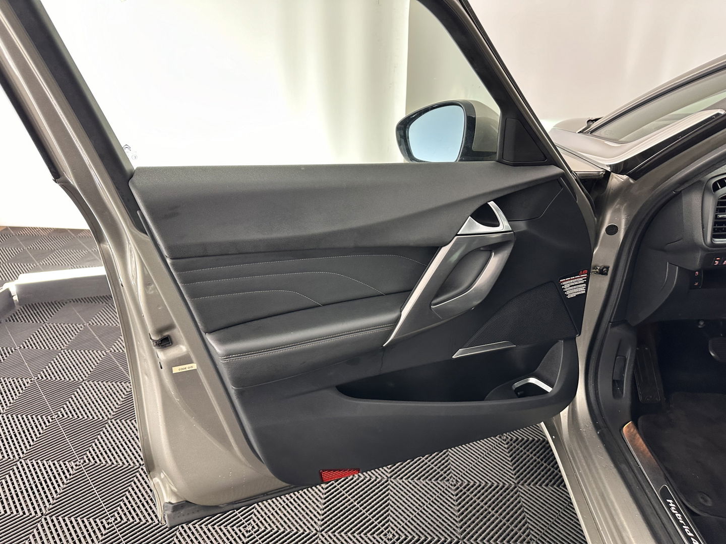 Citroën DS5 2.0 Hybrid4 Business Executive AWD Aut. *PANO | XENON | LEATHER | MEMORY-PACK | NAVI-FULLMAP | KEYLESS | CAMERA | HEAD-UP | MASSAGE | CRUISE | SPORT-SEATS | TOWBAR | 17"ALU*