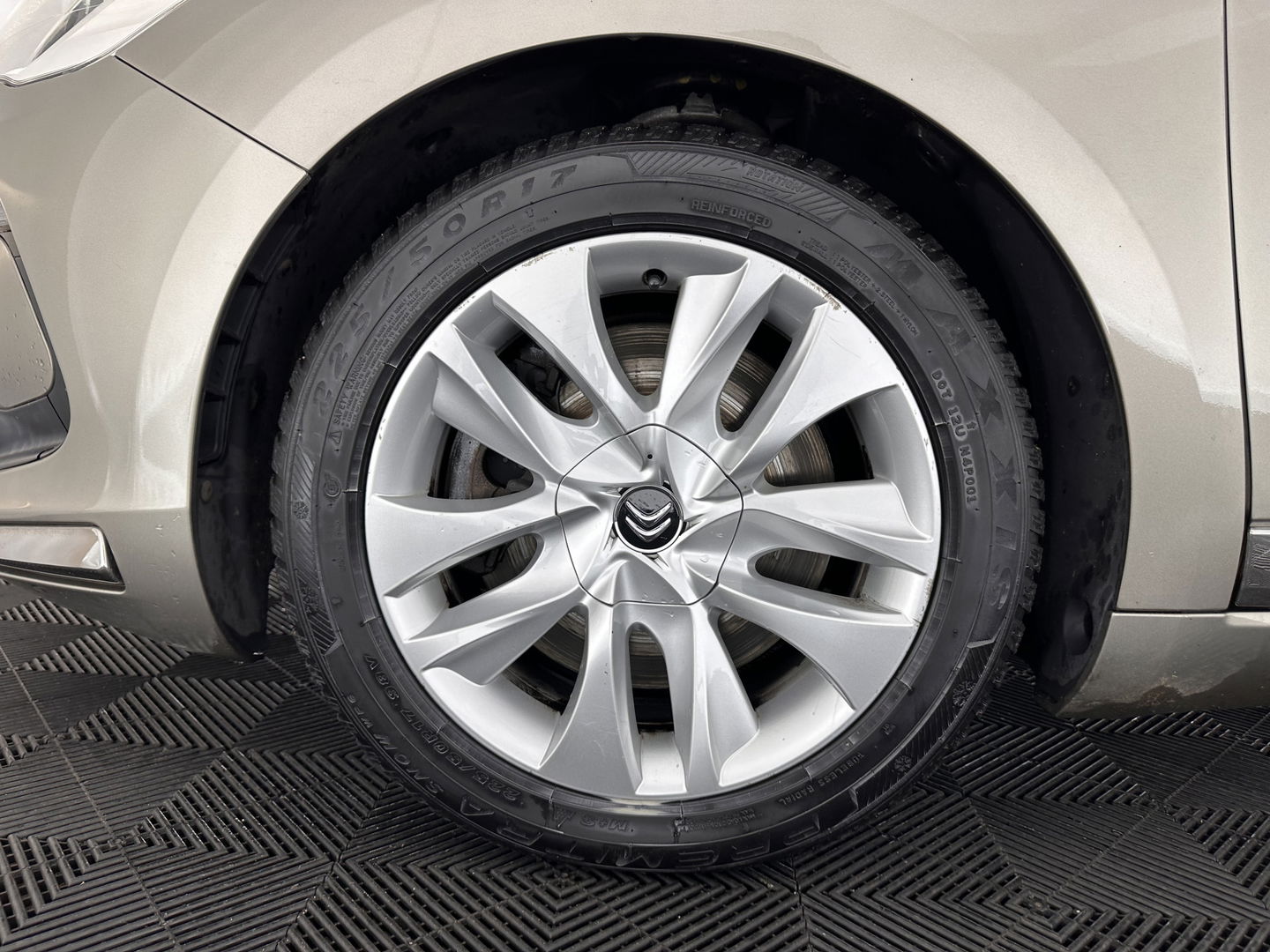 Citroën DS5 2.0 Hybrid4 Business Executive AWD Aut. *PANO | XENON | LEATHER | MEMORY-PACK | NAVI-FULLMAP | KEYLESS | CAMERA | HEAD-UP | MASSAGE | CRUISE | SPORT-SEATS | TOWBAR | 17"ALU*