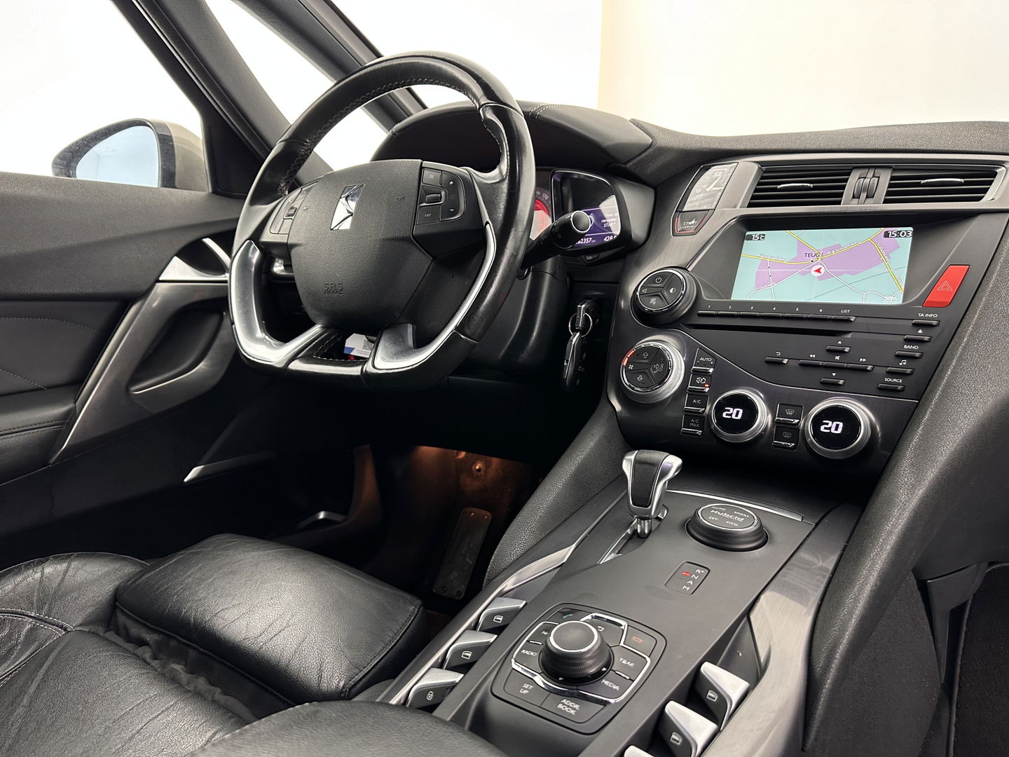 Citroën DS5 2.0 Hybrid4 Business Executive AWD Aut. *PANO | XENON | LEATHER | MEMORY-PACK | NAVI-FULLMAP | KEYLESS | CAMERA | HEAD-UP | MASSAGE | CRUISE | SPORT-SEATS | TOWBAR | 17"ALU*