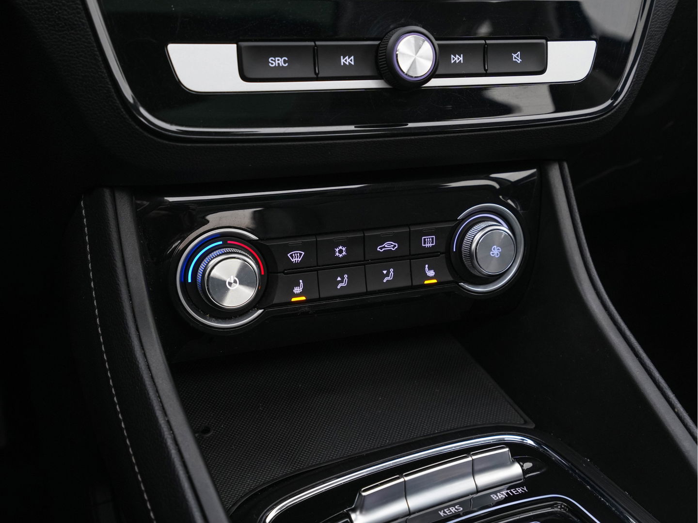 MG ZS EV Luxury 45 kWh { SOH-90%} (INCL-BTW) *PANO | LEATHER | CCS-FASTLOADER | KEYLESS | NAVI-FULLMAP | ADAPTIVE-CRUISE | CAMERA | CARPLAY | DAB | LANE-ASSIST | SPORT-SEATS | 17"ALU*