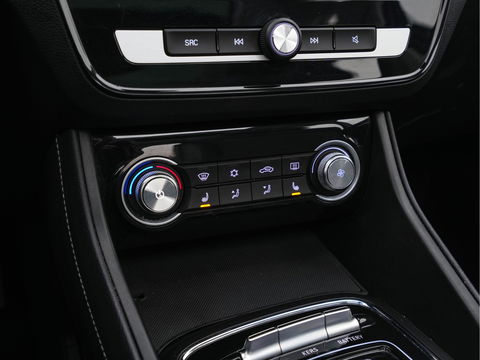 MG ZS EV Luxury 45 kWh { SOH-90%} (INCL-BTW) *PANO | LEATHER | CCS-FASTLOADER | KEYLESS | NAVI-FULLMAP | ADAPTIVE-CRUISE | CAMERA | CARPLAY | DAB | LANE-ASSIST | SPORT-SEATS | 17"ALU*