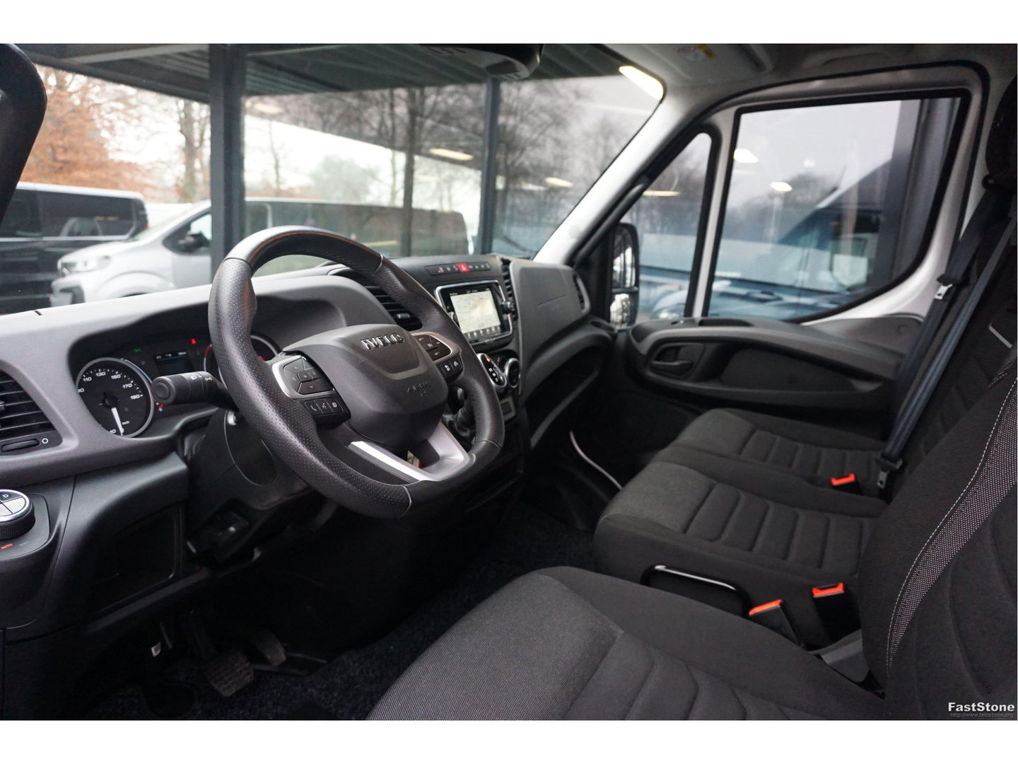 Iveco Daily 35S21 3.0 Hi-Matic L2H2 352L AUT BPM VRIJ!! Navi, Camera, Luchtvering, 3.5T Trekhaak, LED, LM!! NR.