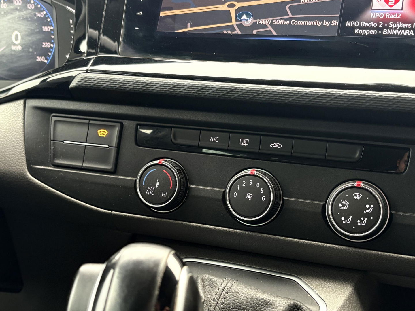 Volkswagen Transporter 2.0 TDI L2H1 30 DC Bulli 199PK | LEDER | LED | ADAPTIVE CRUISE