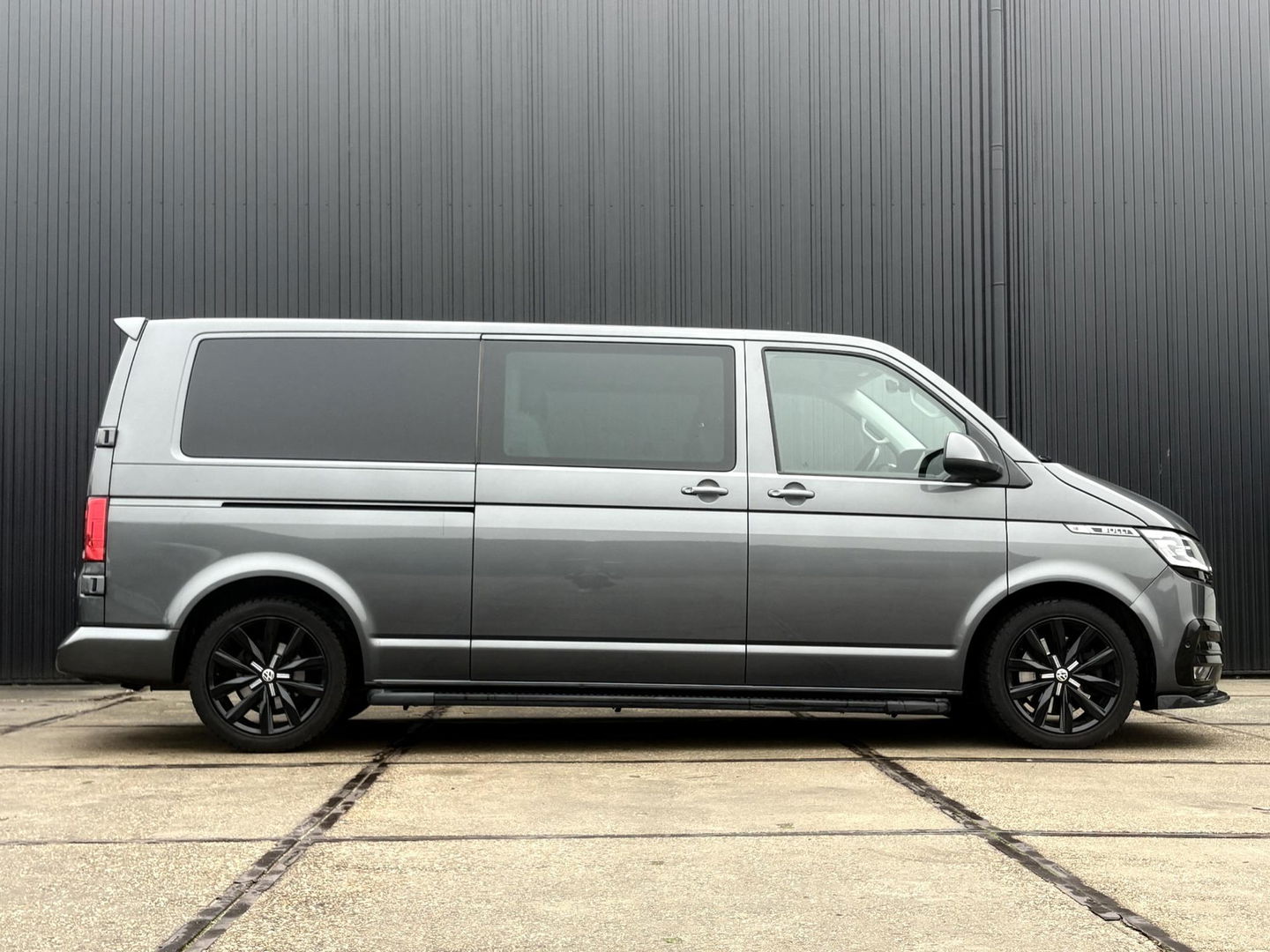 Volkswagen Transporter 2.0 TDI L2H1 30 DC Bulli 199PK | LEDER | LED | ADAPTIVE CRUISE