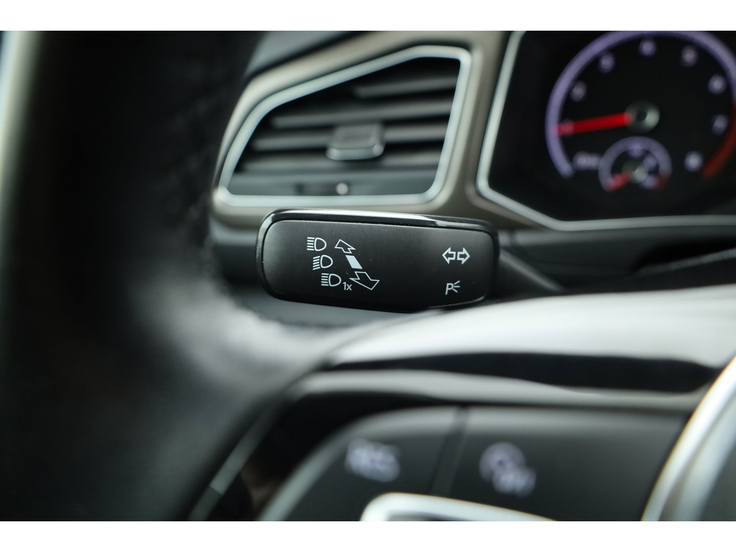 Volkswagen T-Roc 1.0 TSI Sport | Trekhaak | CarPlay | Adapt. Cruise | LED | Camera | Stoelverw. | PDC V+A | Navi